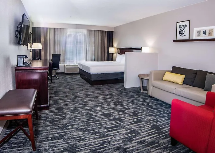 Country & By Radisson, Center Az Hotel