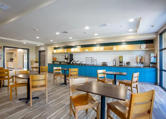 Country & By Radisson, Center Az Hotel